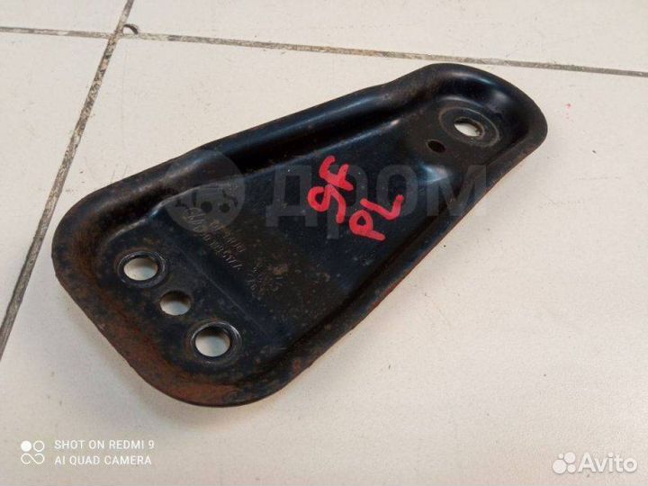 Кронштейн балки передний левый Skoda Fabia 1