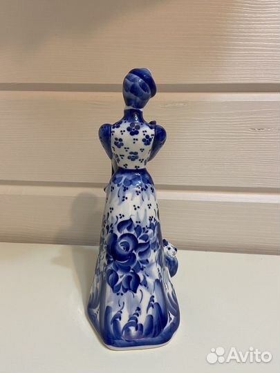 Статуэтка Дама с собачкой Гжель