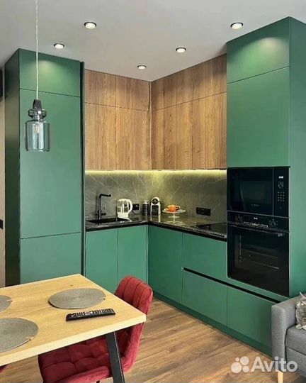 Яркая угловая кухня с подсветкой в рассрочку