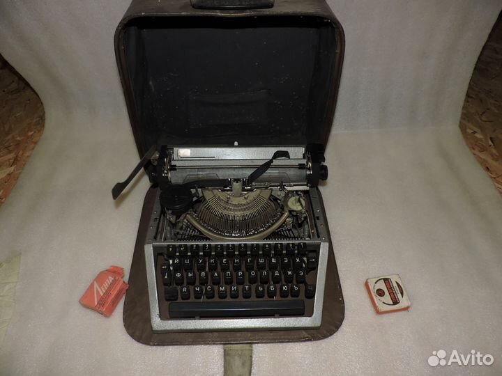 Портативная пишущая машинка
