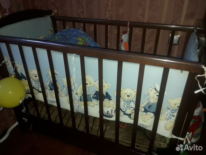 Детская кроватка с маятником и ящиком