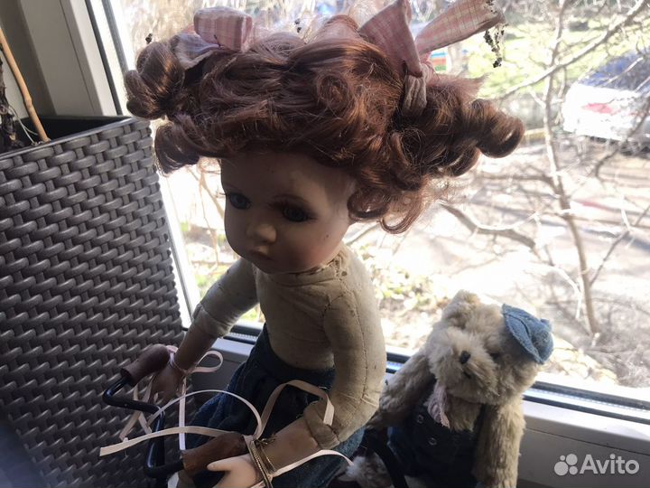 Кукла фарфоровая коллекционная