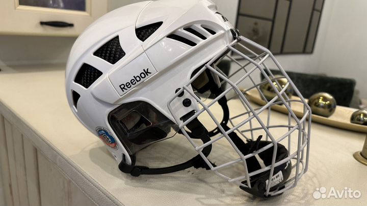 Хоккейный шлем