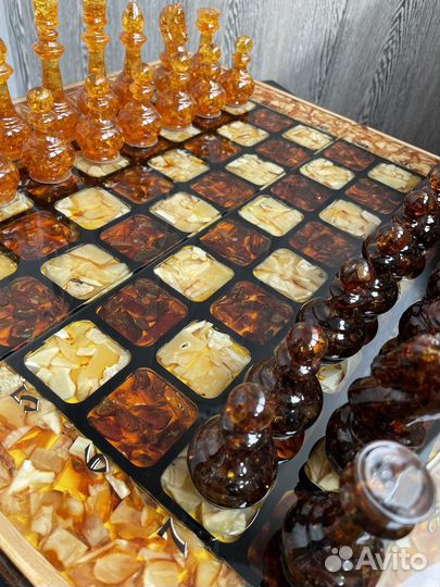 Шахматный стол из янтаря и дерева