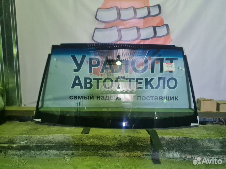 Лобовое стекло с эо на Toyota Land Cruiser 200