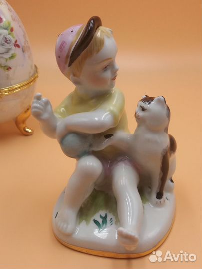Статуэтка фарфоровая 