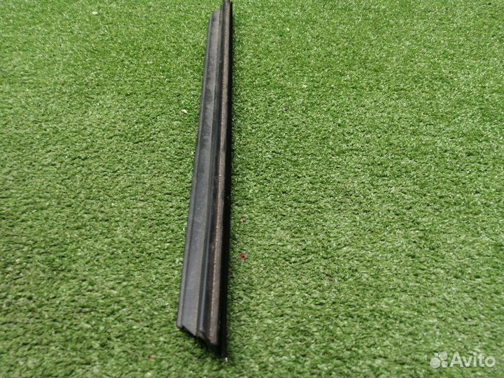 Уплотнитель стекла двери задний левый Mercedes Glk