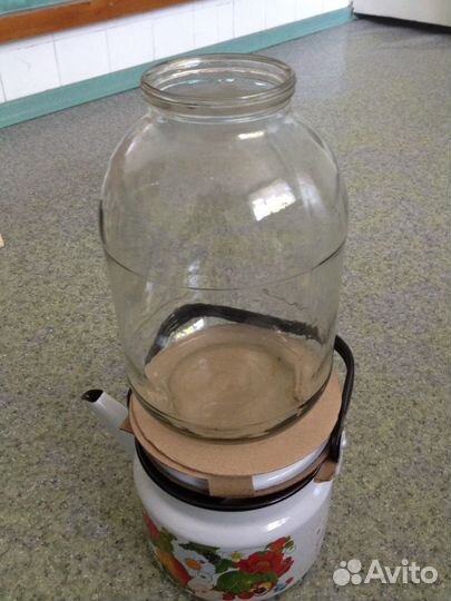 Банки разные от 0,5 л до 20 л, есть на 10 литров