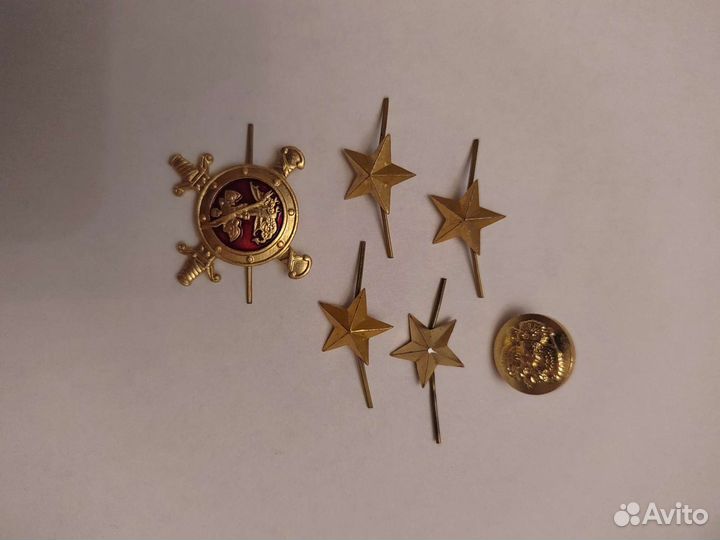Звезды и пуговка с гербом
