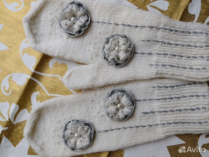 Варежки ручной работы с вышивкой