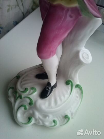 Фарфоровая статуэтка. Джентльмен с яблоком