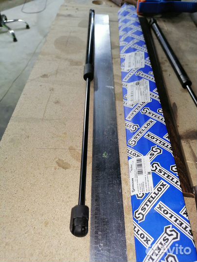 Новые амортизаторы на багажник на Октавию