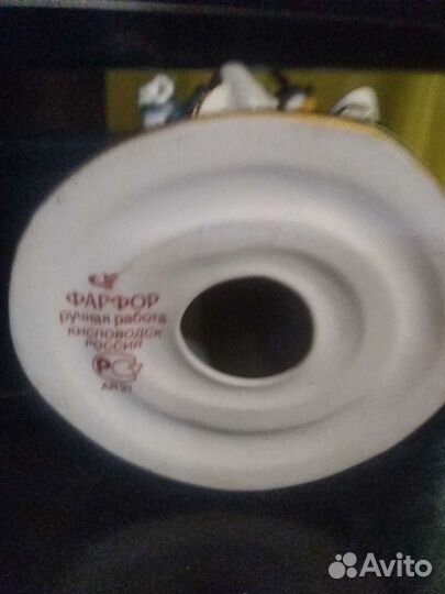 Статуэтка фарфор,девушка с павлином.26см.Кисловодс