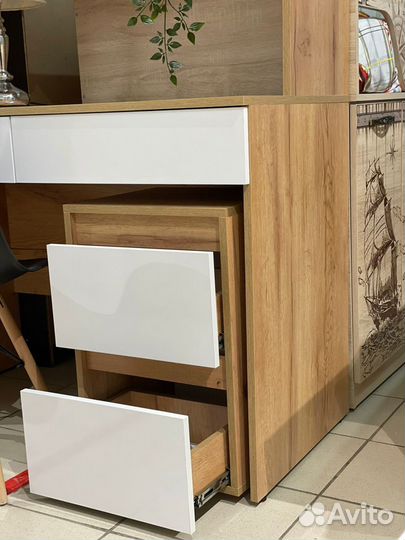 Компьютерный стол с тумбой и пеналом