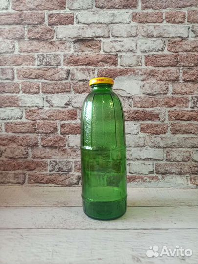 Прекрасные зелёные стеклянные бутылки 0.75 и 0,2