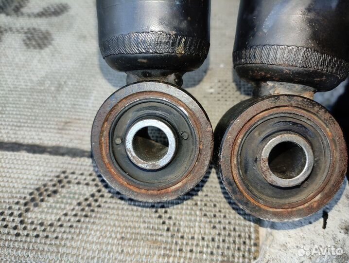 Передние амортизаторы Toyota Land Cruiser Prado 90