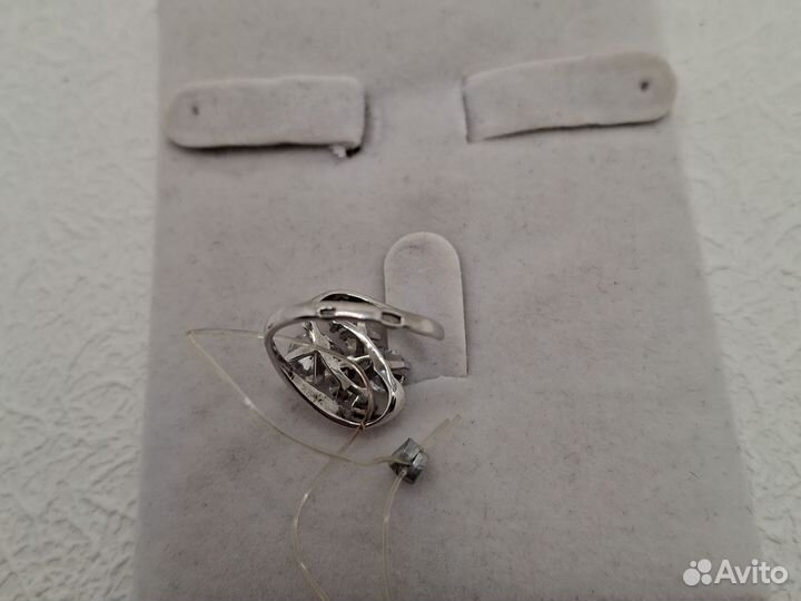 Кольцо серебряное с кристаллом Swarovski разм.16,5