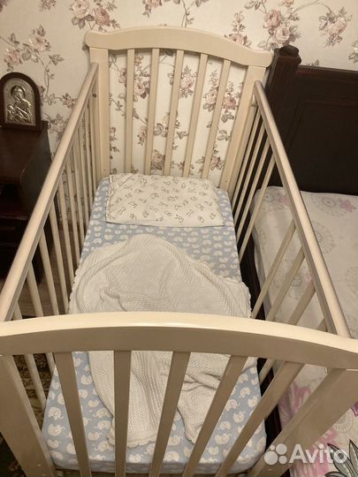 Детская кроватка с маятником и ящиком