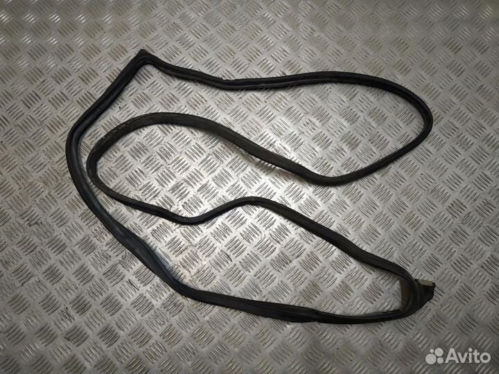 Уплотнитель двери передней правой Mercedes-Benz