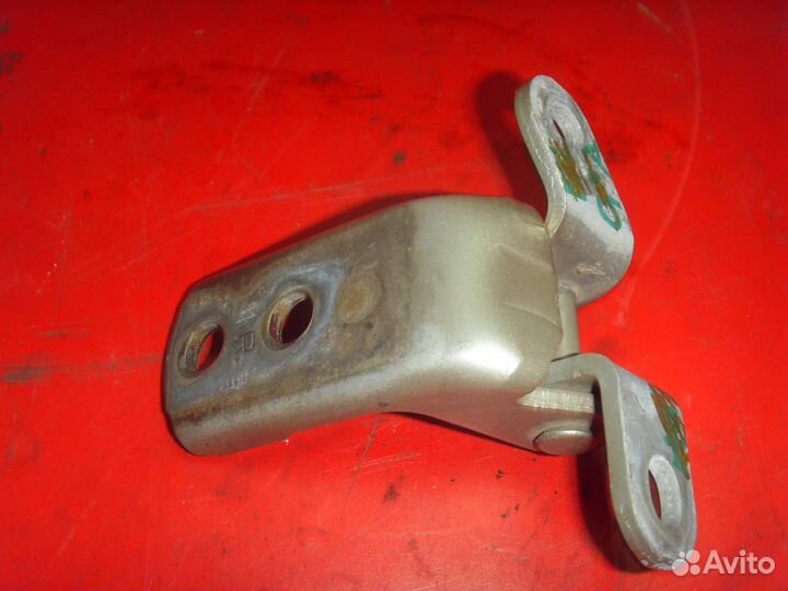 Петля двери 687100D010 Toyota Opa (XT10) 2000-2005