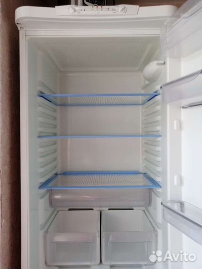 Indesit C240G.016 холодильник