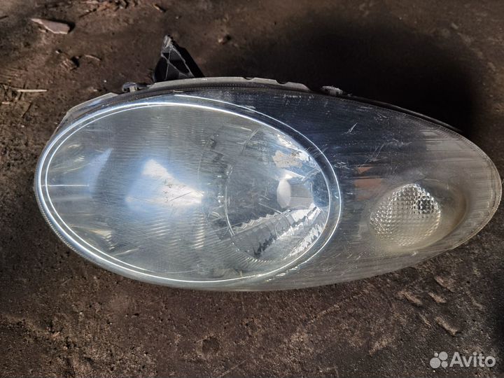 Фара правая Nissan micra k12 разбитая