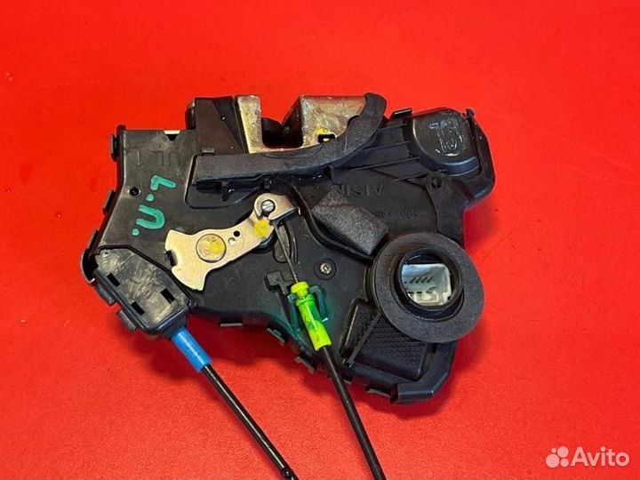 Замок двери передний левый Toyota Avensis ZZT251L