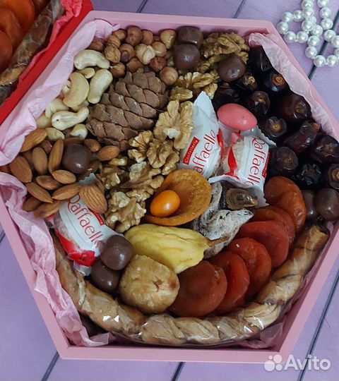 Подарк из сухофруктов, орехов и конфет