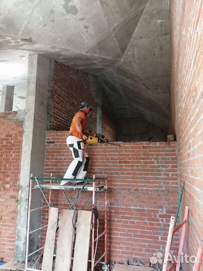 Демонтаж. Демонтажные работы. Демонтаж стен. Снос