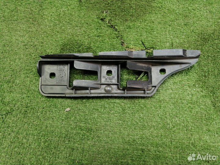 Кронштейн бампера передний левый Volkswagen Golf