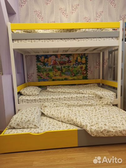 Трехместная кровать