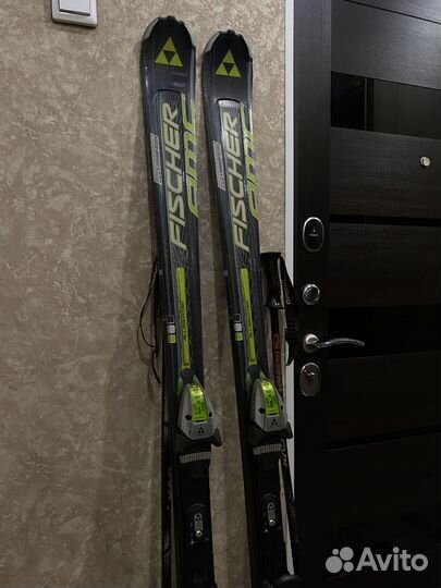 Горные лыжи и ботинки