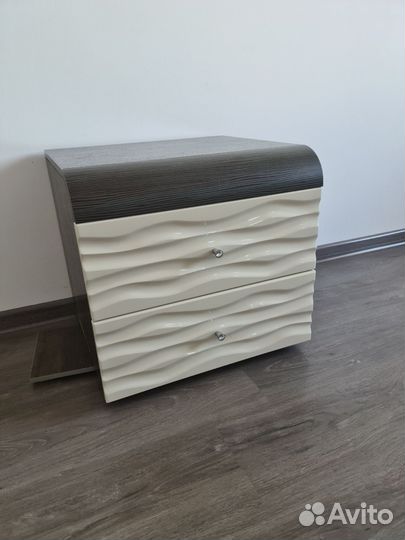 Трюмо с зеркалом и пуфом, тумбочка, 2 светильника