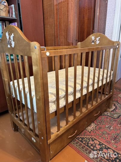 Детская кроватка с маятником