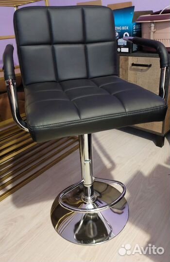 Кресла для мастеров и клиентов