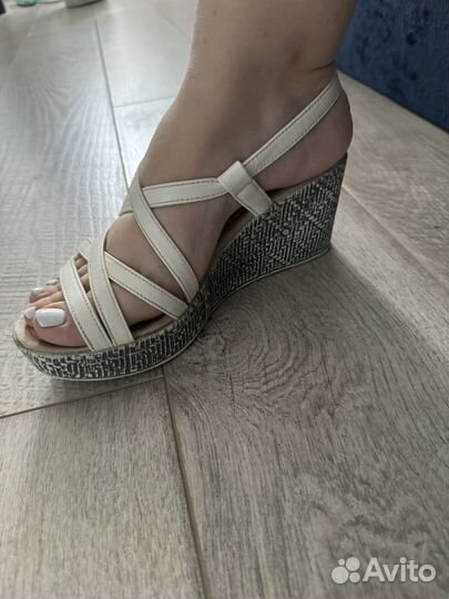 Босоножки на танкетке