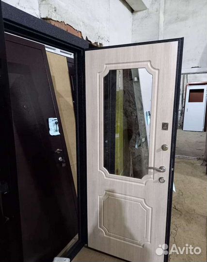 Дверь входная металлическая с зеркалом с 925