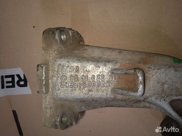 Кронштейн двигателя правый Mercedes w123 мерседес