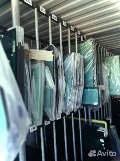 Стекло дверное левое верхнее на Manitou