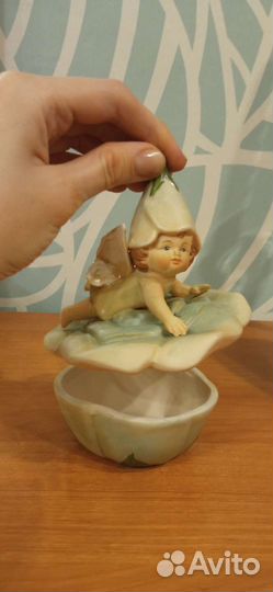 Шкатулка ангелок в цветочном чепчике