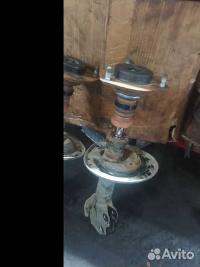 Продам переднии стойки на камри 40