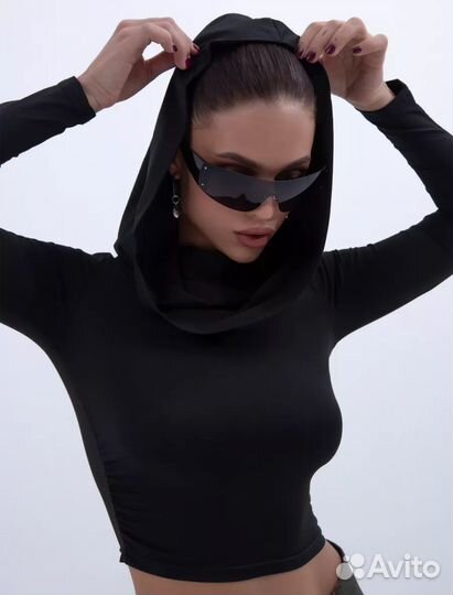 Лонгслив с капюшоном облегающий