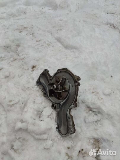 Помпа на mitsubishi pajero 4