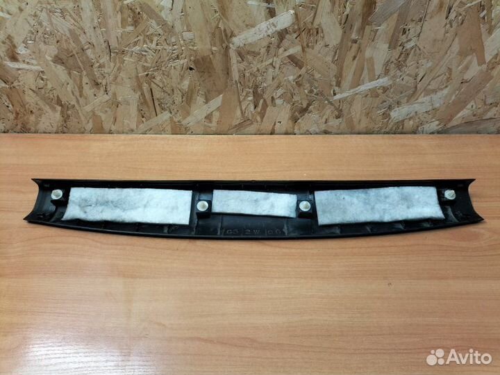 Обшивка двери багажника Mitsubishi Outlander CU0W