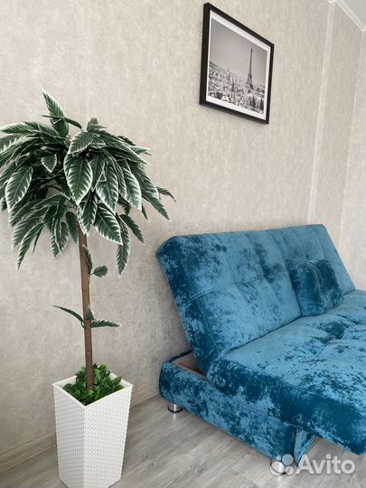 Искусственное дерево в горшке