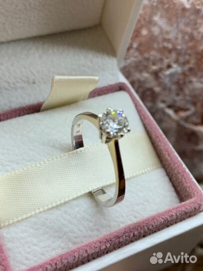 Кольцо с брилиантом