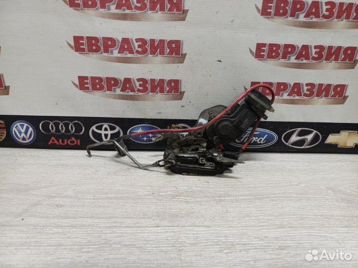 Замок двери передний правый Toyota Carina T210