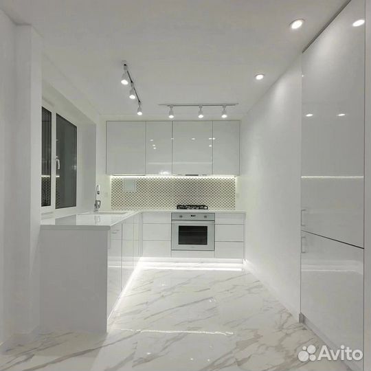 Прямая кухня с подсветкой белый глянец