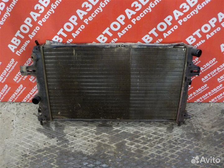 Радиатор охлаждения Opel Astra-H седан Z18XER 2008