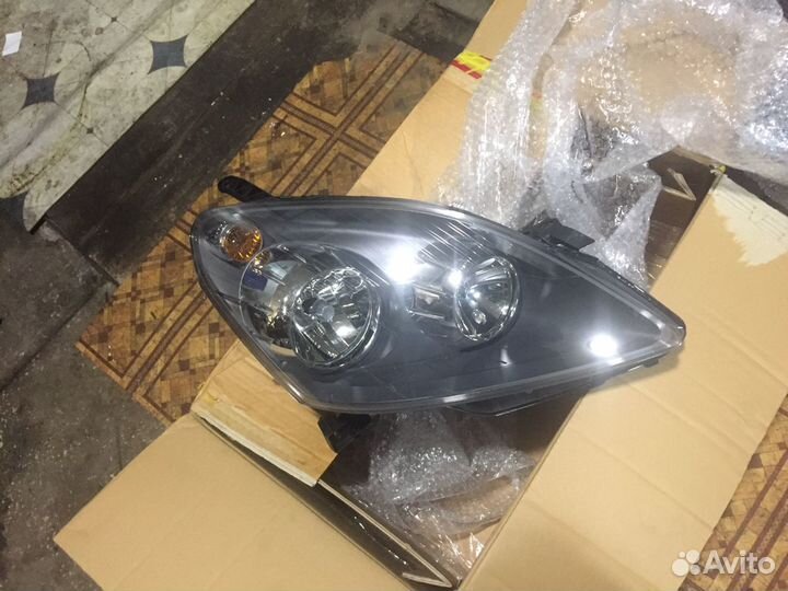 Фара Opel Zafira B